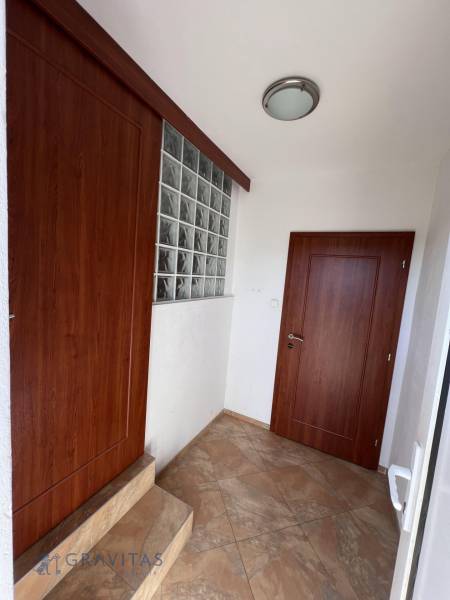 Na prenájom 3i byt v rodinom dome so záhradou - Vojenská ul. Rovinka - Chodba v 3-izbovom byte na ulici Vojenská s drevenými dverami a dlažbou.