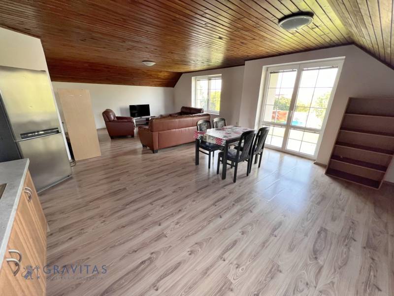 Na prenájom 3i byt v rodinom dome so záhradou - Vojenská ul. Rovinka - Svetlá obývačka 3-izbového bytu na ulici Vojenská, s dreveným stropom a podlahou.