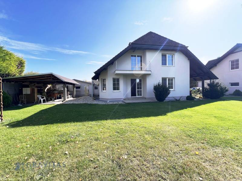 Na prenájom 3i byt v rodinom dome so záhradou - Vojenská ul. Rovinka - Dom na priestrannom pozemku s altánkom, trávnikom, blízko ulica Vojenská, vhodný pre 3-izbový byt.