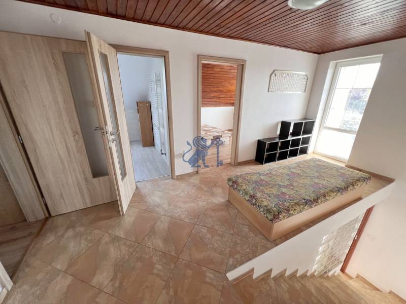 Na prenájom 3i byt v rodinom dome so záhradou - Vojenská ul. Rovinka - Schodisko vedie do svetlého 3-izbového bytu na ulici Vojenská s dreveným obložením.