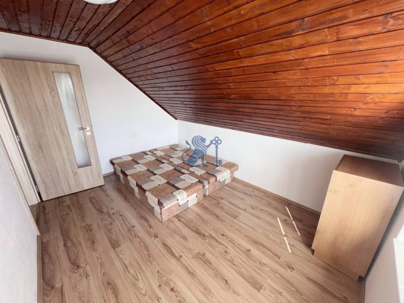 Na prenájom 3i byt v rodinom dome so záhradou - Vojenská ul. Rovinka - Podkrovný priestor so sedacou súpravou, drevený obklad, 3-izbový byt, lokalita ulica Vojenská.