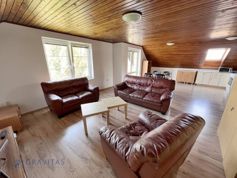 Na prenájom 3i byt v rodinom dome so záhradou - Vojenská ul. Rovinka - Kožené sedačky a drevený strop dopĺňajú priestrannú obývačku, ideálnu pre 3-izbový byt.