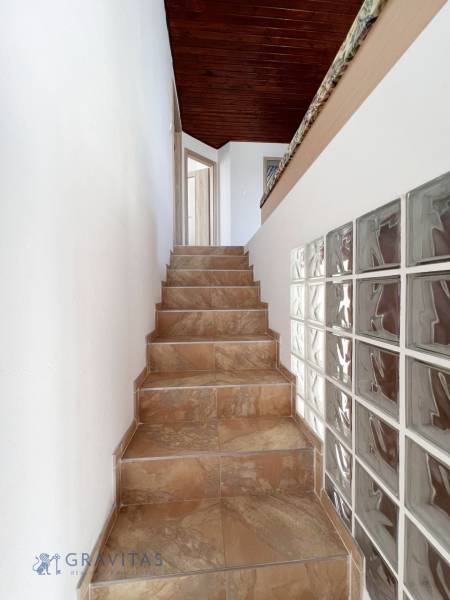 Na prenájom 3i byt v rodinom dome so záhradou - Vojenská ul. Rovinka - Schodisko s hnedými dlaždicami a presklenou stenou, vedie na ulicu Vojenská k 3-izbovému bytu.