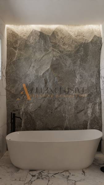 POSLEDNÁ NOVOSTAVBA - HOLODOM | PRÁZNOVCE - Elegantná kúpeľňa s vaňou a kamennou stenou v rodinnom dome.