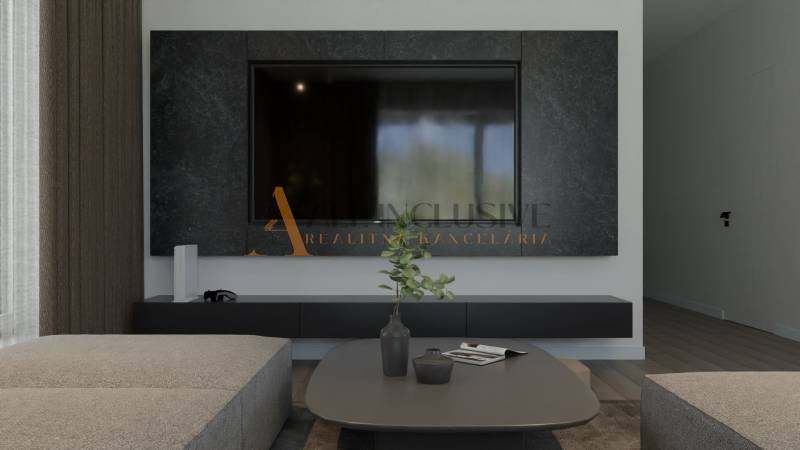 POSLEDNÁ NOVOSTAVBA - HOLODOM | PRÁZNOVCE - Obývacia izba v rodinnom dome s televíziou, pohovkami a konferenčným stolíkom s dekoráciou.