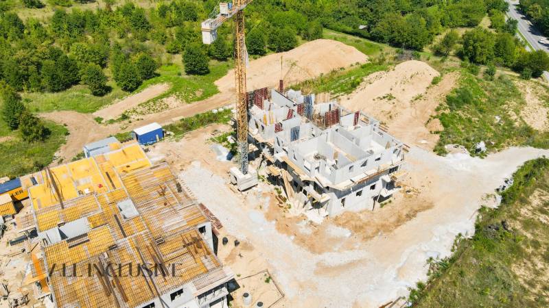 1i - 2i - 3i BYTY V NOVOSTAVBE | NITRA - MLYNARCE - Výstavba bytov na Kmeťovej ulici v Nitre s okolitou zeleňou a žeriavom.