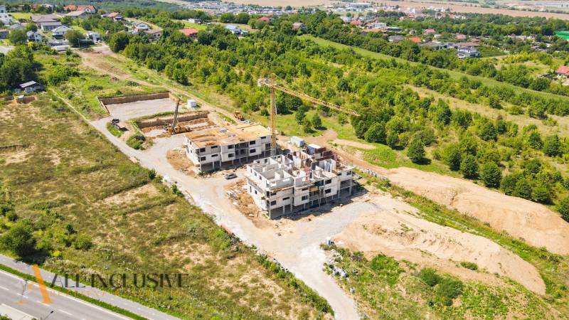 1i - 2i - 3i BYTY V NOVOSTAVBE | NITRA - MLYNARCE - Stavebný projekt na Kmeťovej ulici v Nitre obklopený zeleňou a domami.