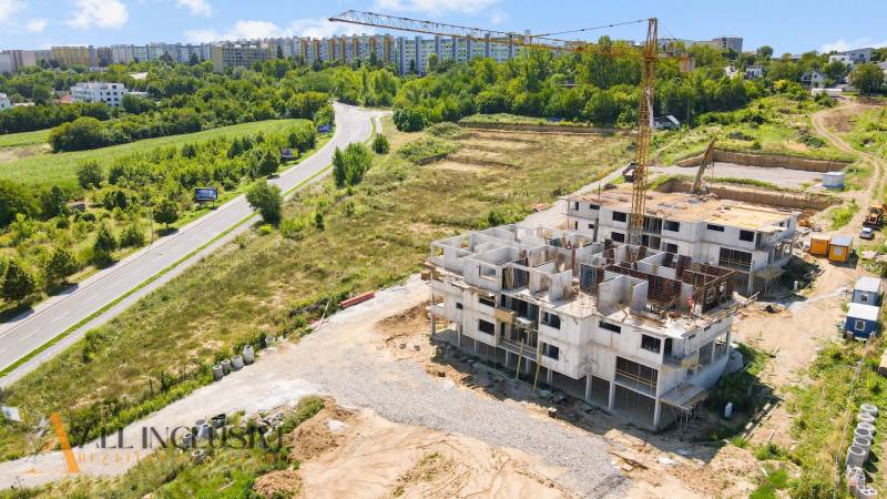 1i - 2i - 3i BYTY V NOVOSTAVBE | NITRA - MLYNARCE - Stavebný projekt 1-izbového bytu na Kmeťovej ulici v Nitre, obklopený zeleňou.