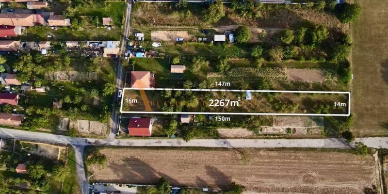 POZEMKY - ZÁHRADY OD 12.780€ | BLESOVCE  - Letecký pohľad na pozemky na bývanie v Blesovciach pozdĺž ulice blesovce.