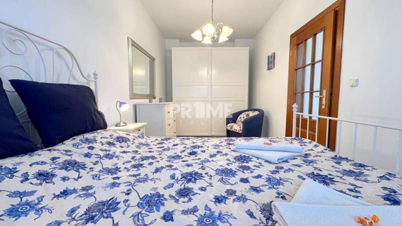 EXKLUZÍVNE, Štýlový 2i byt,, Hviezdoslavovo námestie, Staré.Mesto  - Spálňa so vzorovanou posteľou, skriňou a nábytkom, 2-izbový byt pri Hviezdoslavovo námestí.