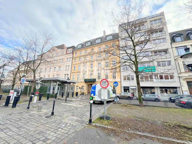 EXKLUZÍVNE, Štýlový 2i byt,, Hviezdoslavovo námestie, Staré.Mesto  - Budovy a cesta na ulici Hviezdoslavovo námestie, Bratislava, s parkovanými autami a stromami.