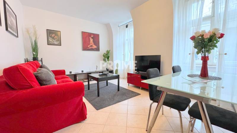 EXKLUZÍVNE, Štýlový 2i byt,, Hviezdoslavovo námestie, Staré.Mesto  - Svetlý interiér s červeným gaučom, jedálenským stolom; štýlový 2-izbový byt na Hviezdoslavovo námestie.