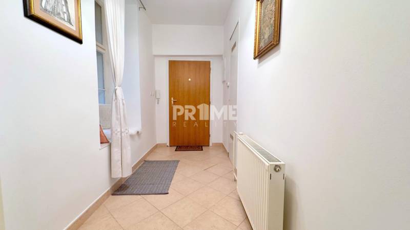 EXKLUZÍVNE, Štýlový 2i byt,, Hviezdoslavovo námestie, Staré.Mesto  - Interiér chodby s radiátorom a dverami, situovaný blízko na ulici Hviezdoslavovo námestie.