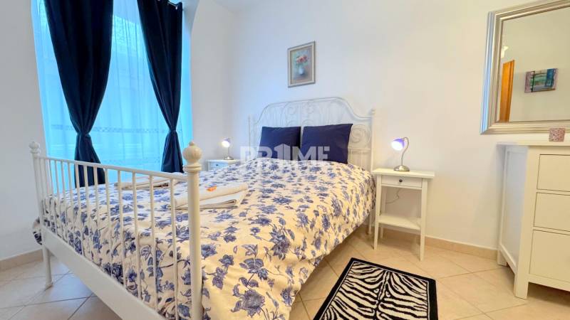 EXKLUZÍVNE, Štýlový 2i byt,, Hviezdoslavovo námestie, Staré.Mesto  - Svetlá spálňa v 2-izbovom byte s bielym nábytkom a modrým závesom.