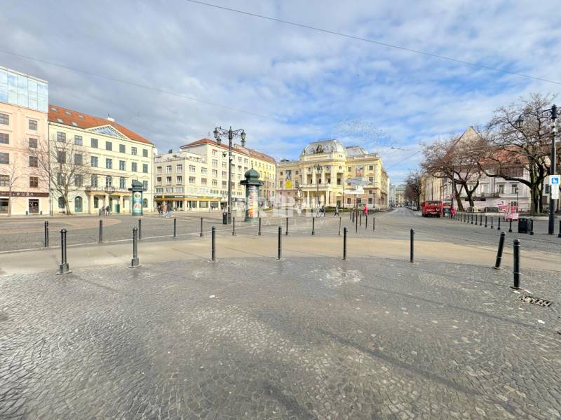 EXKLUZÍVNE, Štýlový 2i byt,, Hviezdoslavovo námestie, Staré.Mesto  - Na ulici Hviezdoslavovo námestie je historická architektúra s dláždenými ulicami a pokojným okolím.