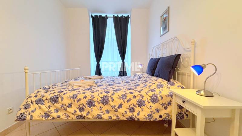 EXKLUZÍVNE, Štýlový 2i byt,, Hviezdoslavovo námestie, Staré.Mesto  - Spálňa na ulici Hviezdoslavovo námestie, svetlá posteľ, modrá posteľná bielizeň, 2-izbový byt.