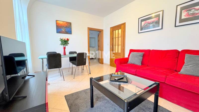 EXKLUZÍVNE, Štýlový 2i byt,, Hviezdoslavovo námestie, Staré.Mesto  - Obývačka so sedačkou, skleneným stolom a televízorom, 2-izbový byt pri Hviezdoslavovo námestí.