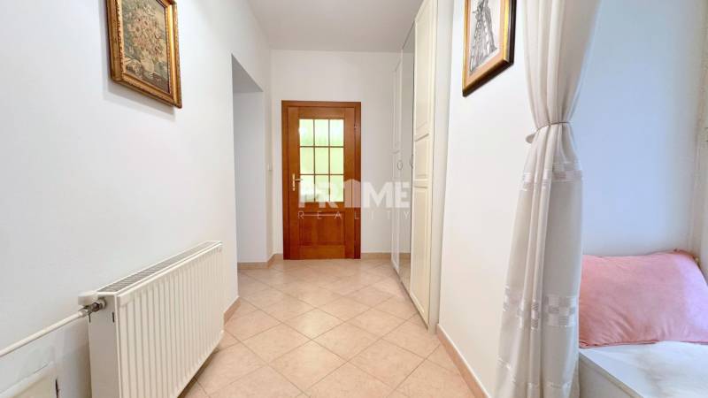 EXKLUZÍVNE, Štýlový 2i byt,, Hviezdoslavovo námestie, Staré.Mesto  - Chodba do 2-izbového bytu s dekoráciami, radiátorom a drevenými dverami na ulici Hviezdoslavovo námestie.