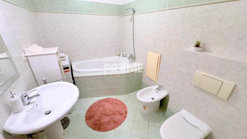 EXKLUZÍVNE, Štýlový 2i byt,, Hviezdoslavovo námestie, Staré.Mesto  - Kúpeľňa s vaňou, bidetom a záchodom, na ulici Hviezdoslavovo námestie v 2-izbovom byte.