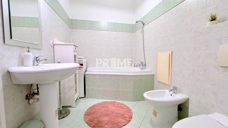 EXKLUZÍVNE, Štýlový 2i byt,, Hviezdoslavovo námestie, Staré.Mesto  - Kúpeľňa v 2-izbovom byte s bielymi a zelenými obkladmi na Hviezdoslavovom námestí.