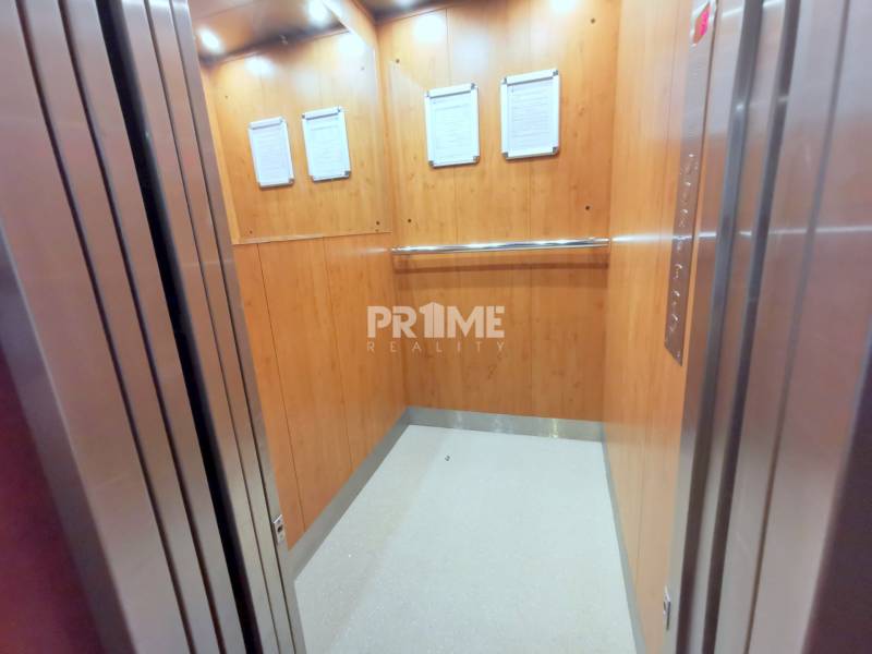 PEKNÁ GARSÓNKA, NOVOSTAVBA, KLÍMA, DRAŽDIAK HAUS, Antolská ulica - Interiér výťahu s dreveným dekorom a kovovým zábradlím.