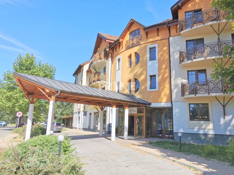 PEKNÁ GARSÓNKA, NOVOSTAVBA, KLÍMA, DRAŽDIAK HAUS, Antolská ulica - Budova s balkónmi na Antolskej ulici v Bratislave - Petržalke, obklopená zeleňou.