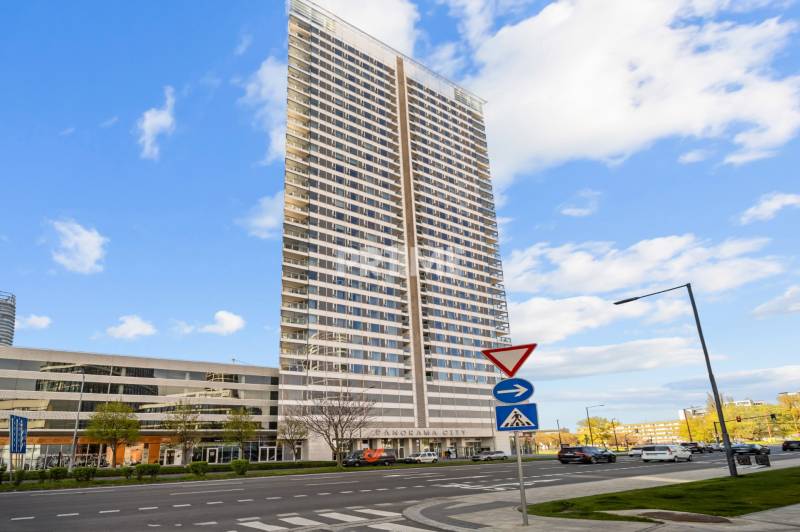 KRÁSNY 2i byt, KLÍMA, LOGGIA,VÝHĽAD,PANORAMA CITY, Landererova ulica - Panoramatická budova v Bratislave na Landererovej ulici, s pozadím modrej oblohy.