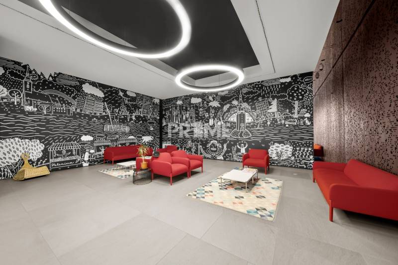 KRÁSNY 2i byt, KLÍMA, LOGGIA,VÝHĽAD,PANORAMA CITY, Landererova ulica - Štýlové kreslá, koberec a kreslená tapeta v 2-izbovom byte s podlahou s dreveným dekorom.