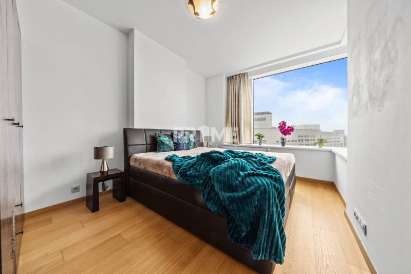 KRÁSNY 2i byt, KLÍMA, LOGGIA,VÝHĽAD,PANORAMA CITY, Landererova ulica - Spálňa v 2-izbovom byte s podlahou s dreveným dekorom a veľkým oknom.