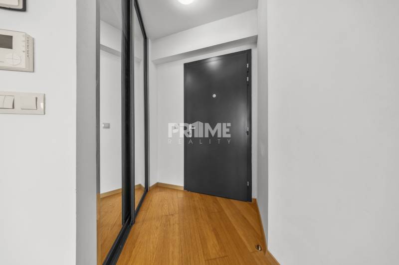 KRÁSNY 2i byt, KLÍMA, LOGGIA,VÝHĽAD,PANORAMA CITY, Landererova ulica - Predsieň v 2-izbovom byte s podlahou s dreveným dekorom a veľkým zrkadlom.