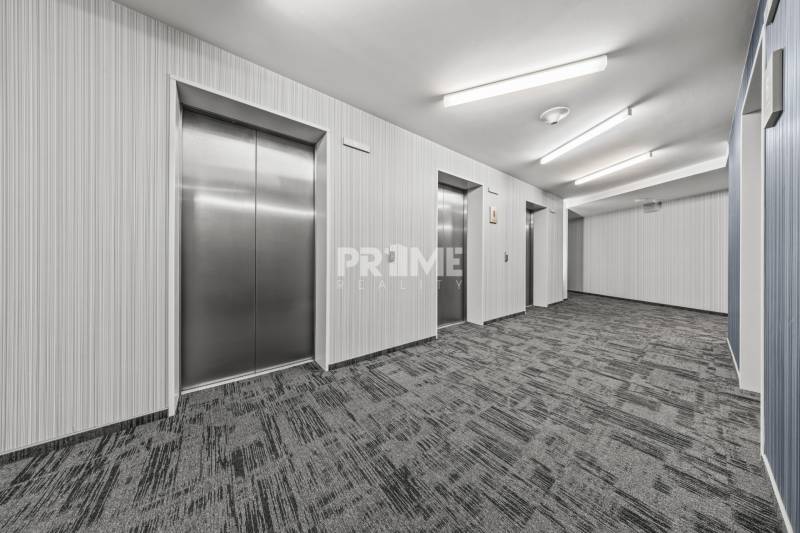 KRÁSNY 2i byt, KLÍMA, LOGGIA,VÝHĽAD,PANORAMA CITY, Landererova ulica - Chodba s výťahmi a moderným osvetlením, vhodné pre 2-izbový byt.