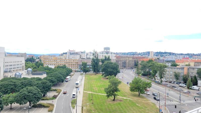 KRÁSNY 2i byt, KLÍMA, LOGGIA,VÝHĽAD,PANORAMA CITY, Landererova ulica - Pohľad na zeleň a okolie ulice Landererova v Bratislave, Staré Mesto.