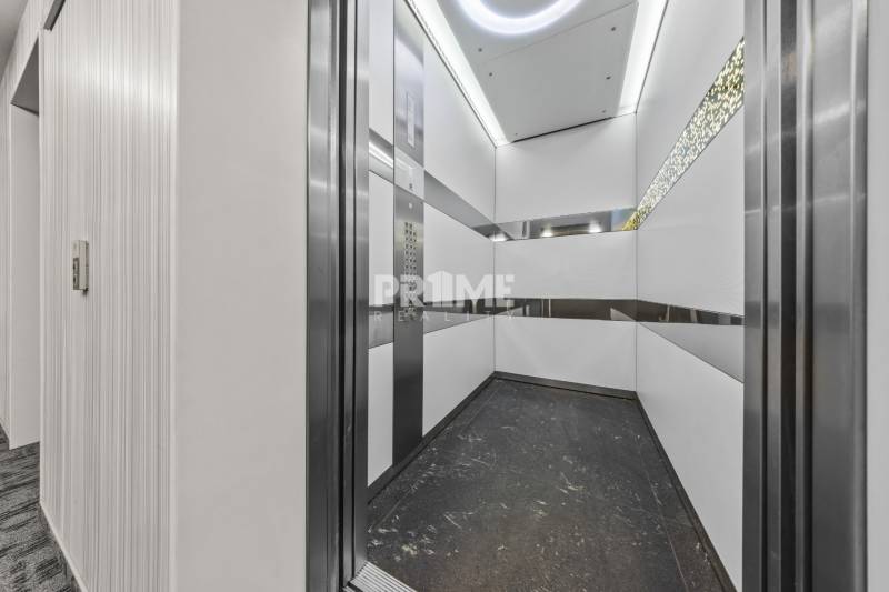 KRÁSNY 2i byt, KLÍMA, LOGGIA,VÝHĽAD,PANORAMA CITY, Landererova ulica - Interiér výťahu s bielymi panelmi a kovovými prvkami v 2-izbovom byte.