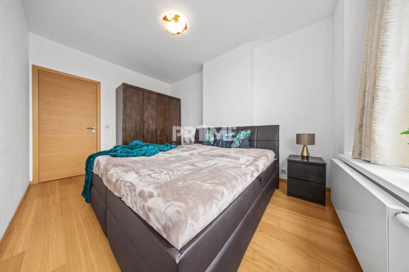 KRÁSNY 2i byt, KLÍMA, LOGGIA,VÝHĽAD,PANORAMA CITY, Landererova ulica - Spálňa v 2-izbovom byte s podlahou s dreveným dekorom, posteľou a skriňou.