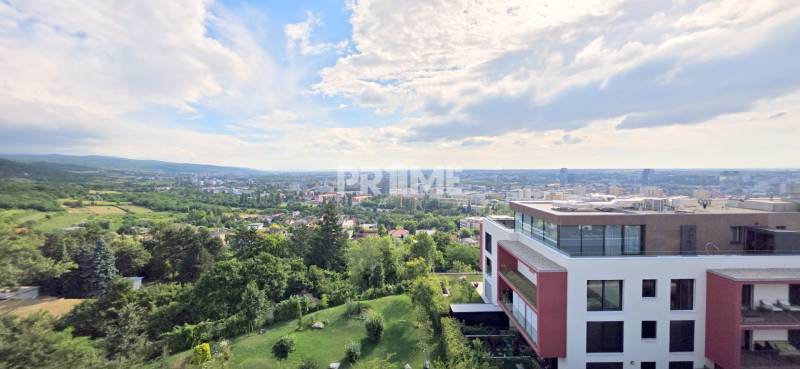 LUXUSNÝ 3i byt,PARKING,CHLADENIE,TERASA,Grand Koliba, Frankovská ulica - Výhľad z 3-izbového bytu na Bratislavu s okolitou prírodou.