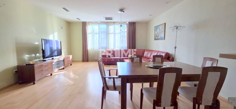 VEĽKOMETRÁŽNY 3i byt, 3 x NEPRIECHODNÁ IZBA, KLÍMA, BALKÓN, Nám.SNP - Svetlý obývačkový priestor s podlahou s dreveným dekorom v 3-izbovom byte.