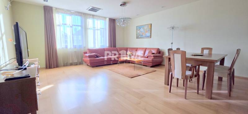 VEĽKOMETRÁŽNY 3i byt, 3 x NEPRIECHODNÁ IZBA, KLÍMA, BALKÓN, Nám.SNP - Svetlá obývačka v 3-izbovom byte s rohovou sedačkou a jedálenským stolom.