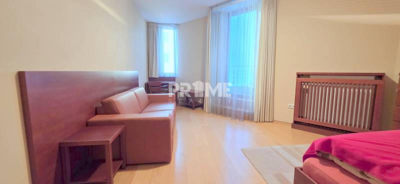 VEĽKOMETRÁŽNY 3i byt, 3 x NEPRIECHODNÁ IZBA, KLÍMA, BALKÓN, Nám.SNP - Izba s gaučom, dreveným nábytkom a podlahou s dreveným dekorom v 3-izbovom byte.