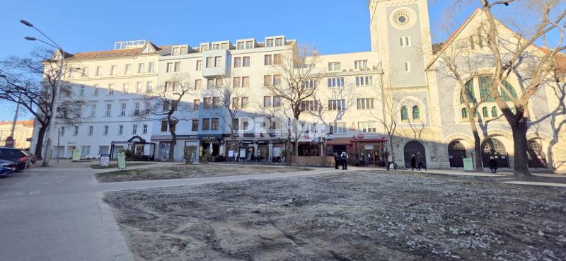 VEĽKOMETRÁŽNY 3i byt, 3 x NEPRIECHODNÁ IZBA, KLÍMA, BALKÓN, Nám.SNP - Pohľad na budovy a reštaurácie na Námestí SNP v Bratislave - Starom Meste.