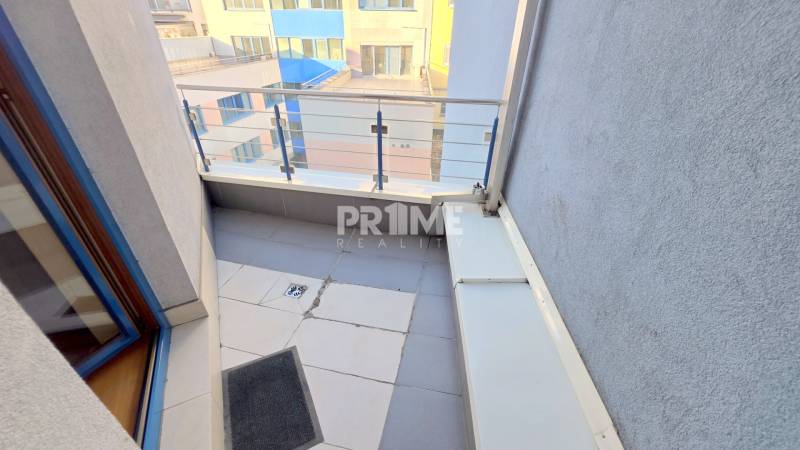 VEĽKOMETRÁŽNY 3i byt, 3 x NEPRIECHODNÁ IZBA, KLÍMA, BALKÓN, Nám.SNP - Balkón v 3-izbovom byte s keramickou dlažbou a zábradlím z nerezu.