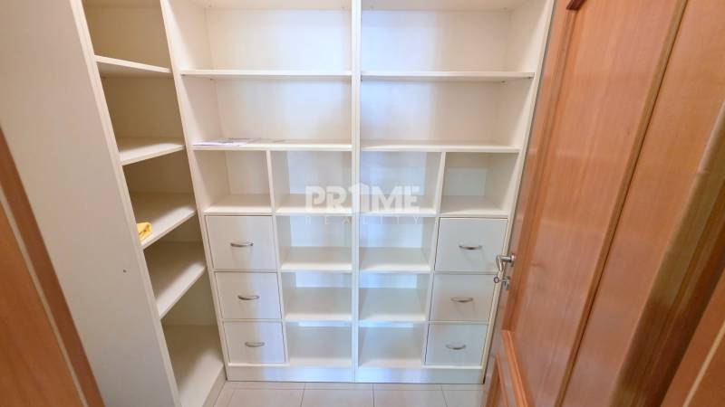 VEĽKOMETRÁŽNY 3i byt, 3 x NEPRIECHODNÁ IZBA, KLÍMA, BALKÓN, Nám.SNP - Biele vstavané skrine a police v 3-izbovom byte.