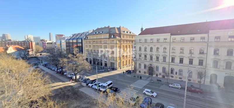 VEĽKOMETRÁŽNY 3i byt, 3 x NEPRIECHODNÁ IZBA, KLÍMA, BALKÓN, Nám.SNP - Výhľad na ulicu Námestie SNP v Bratislave v Starom Meste s historickými budovami.