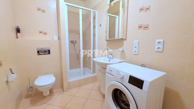 VEĽKOMETRÁŽNY 3i byt, 3 x NEPRIECHODNÁ IZBA, KLÍMA, BALKÓN, Nám.SNP - Kúpeľňa s toaletou, sprchovacím kútom a práčkou v 3-izbovom byte.