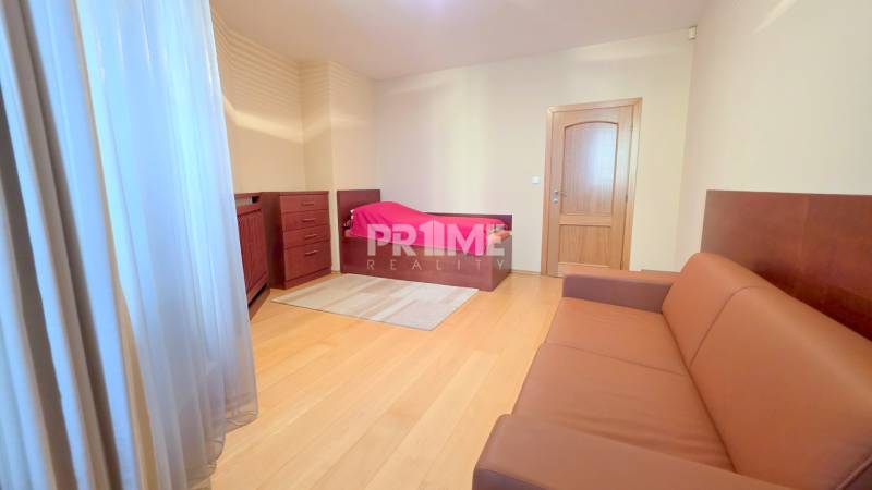 VEĽKOMETRÁŽNY 3i byt, 3 x NEPRIECHODNÁ IZBA, KLÍMA, BALKÓN, Nám.SNP - Spálňa v 3-izbovom byte s gaučom, posteľou a podlahou s dreveným dekorom.