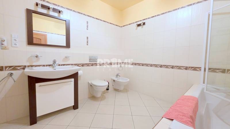 VEĽKOMETRÁŽNY 3i byt, 3 x NEPRIECHODNÁ IZBA, KLÍMA, BALKÓN, Nám.SNP - Kúpeľňa v 3-izbovom byte so zrkadlom, umývadlom, WC, bidetom a vaňou.