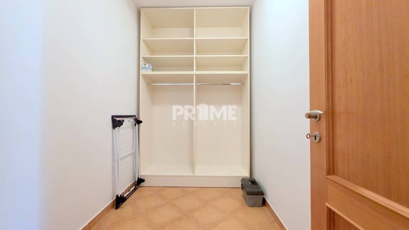 VEĽKOMETRÁŽNY 3i byt, 3 x NEPRIECHODNÁ IZBA, KLÍMA, BALKÓN, Nám.SNP - V 3-izbovom byte je priestranná šatníkova komora s poličkami a vešiakovou tyčou.