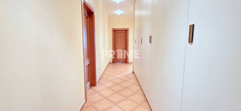 VEĽKOMETRÁŽNY 3i byt, 3 x NEPRIECHODNÁ IZBA, KLÍMA, BALKÓN, Nám.SNP - Chodba s dlažbou a vstavanými skriňami v 3-izbovom byte.