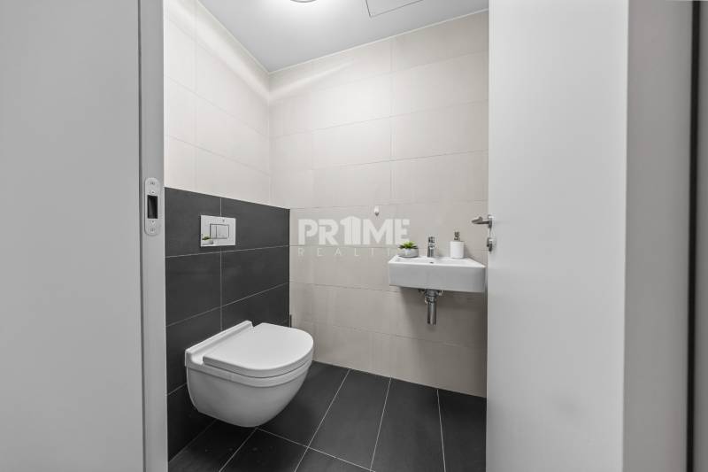 ŠTÝLOVÝ 2i byt,SKY PARK,VÝHĽAD,LOGGIA,PARKING,VEŽA II,Továrenská ul. - Toaleta s čiernymi a bielymi obkladmi v 2-izbovom byte.