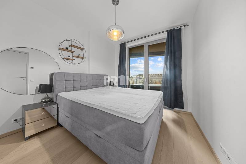 ŠTÝLOVÝ 2i byt,SKY PARK,VÝHĽAD,LOGGIA,PARKING,VEŽA II,Továrenská ul. - Spálňa v 2-izbovom byte s veľkou posteľou, zrkadlom a podlahou s dreveným dekorom.