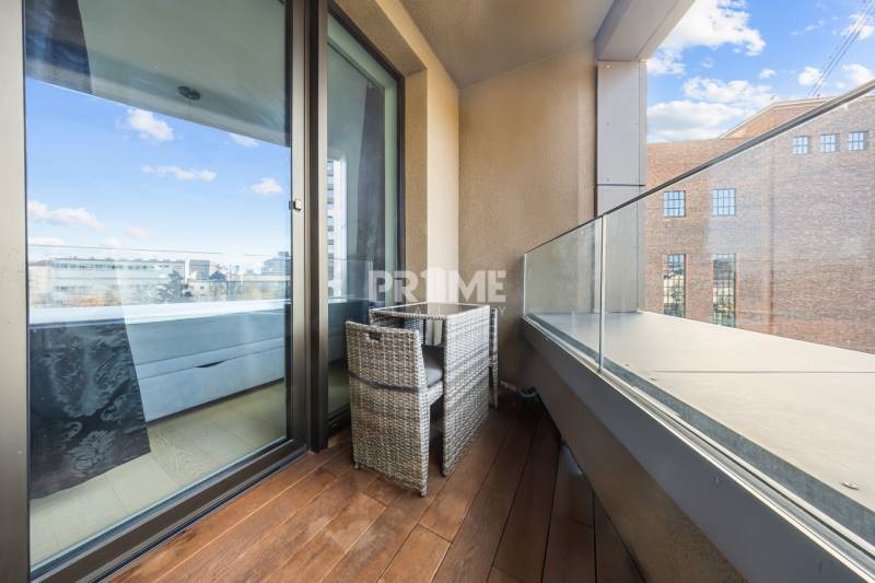 ŠTÝLOVÝ 2i byt,SKY PARK,VÝHĽAD,LOGGIA,PARKING,VEŽA II,Továrenská ul. - Balkón 2-izbového bytu s podlahou s dreveným dekorom a skleneným zábradlím.